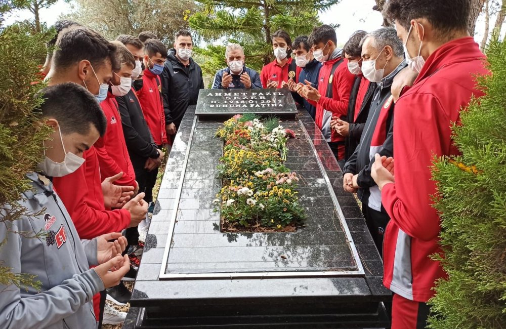 Ahmet Sezer’i kabri başında andık