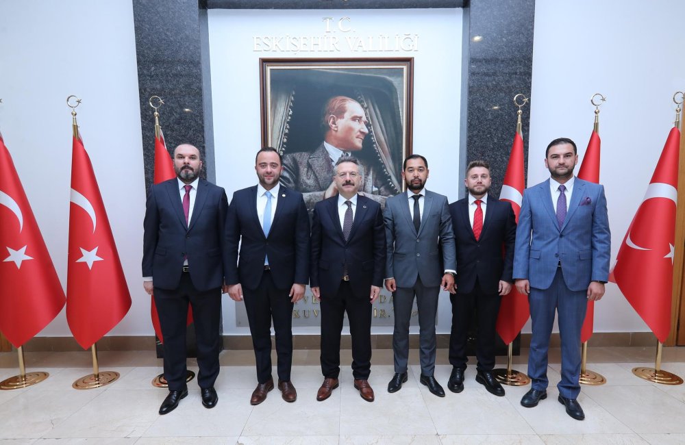 Eskişehir Valimiz Sn. Hüseyin Aksoy Yönetim Kurulu Üyelerimizi Makamında Kabul Etti.