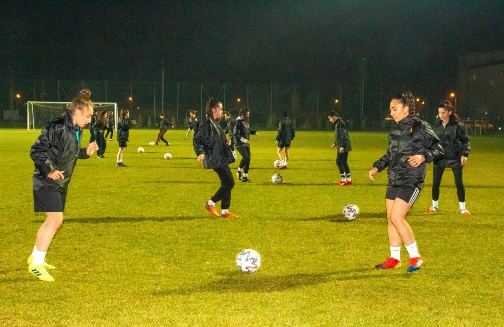 Kadın futbol takımımız ilk antrenmanına çıktı