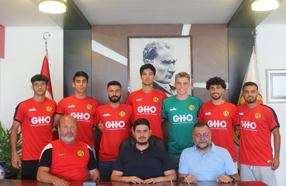 Kulübümüz 7 genç futbolcu ile sözleşme imzaladı.