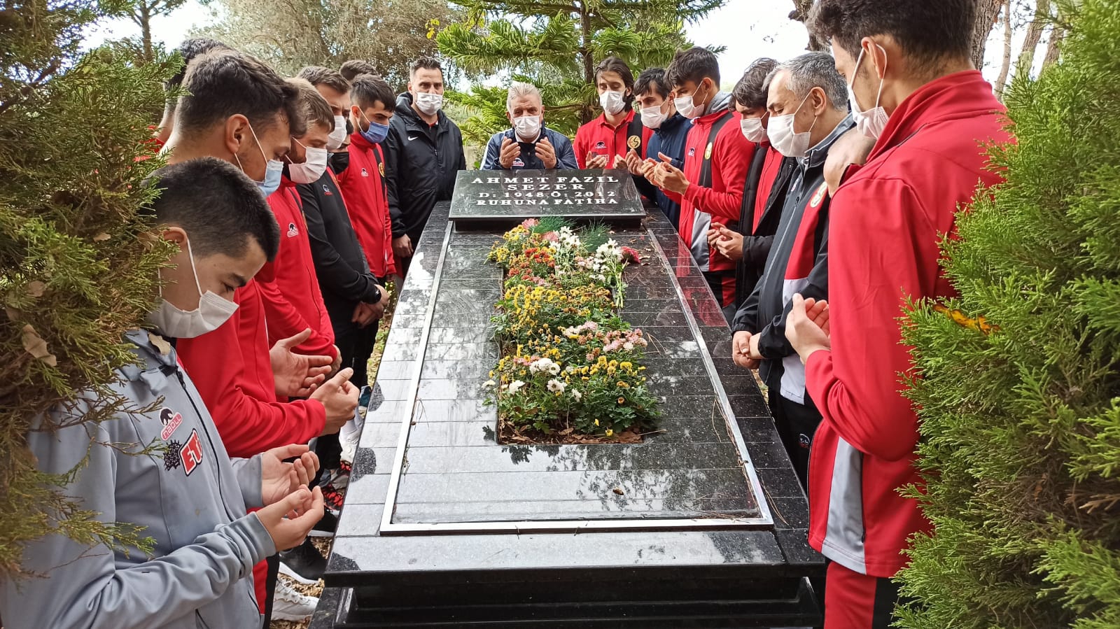 Ahmet Sezer’i kabri başında andık