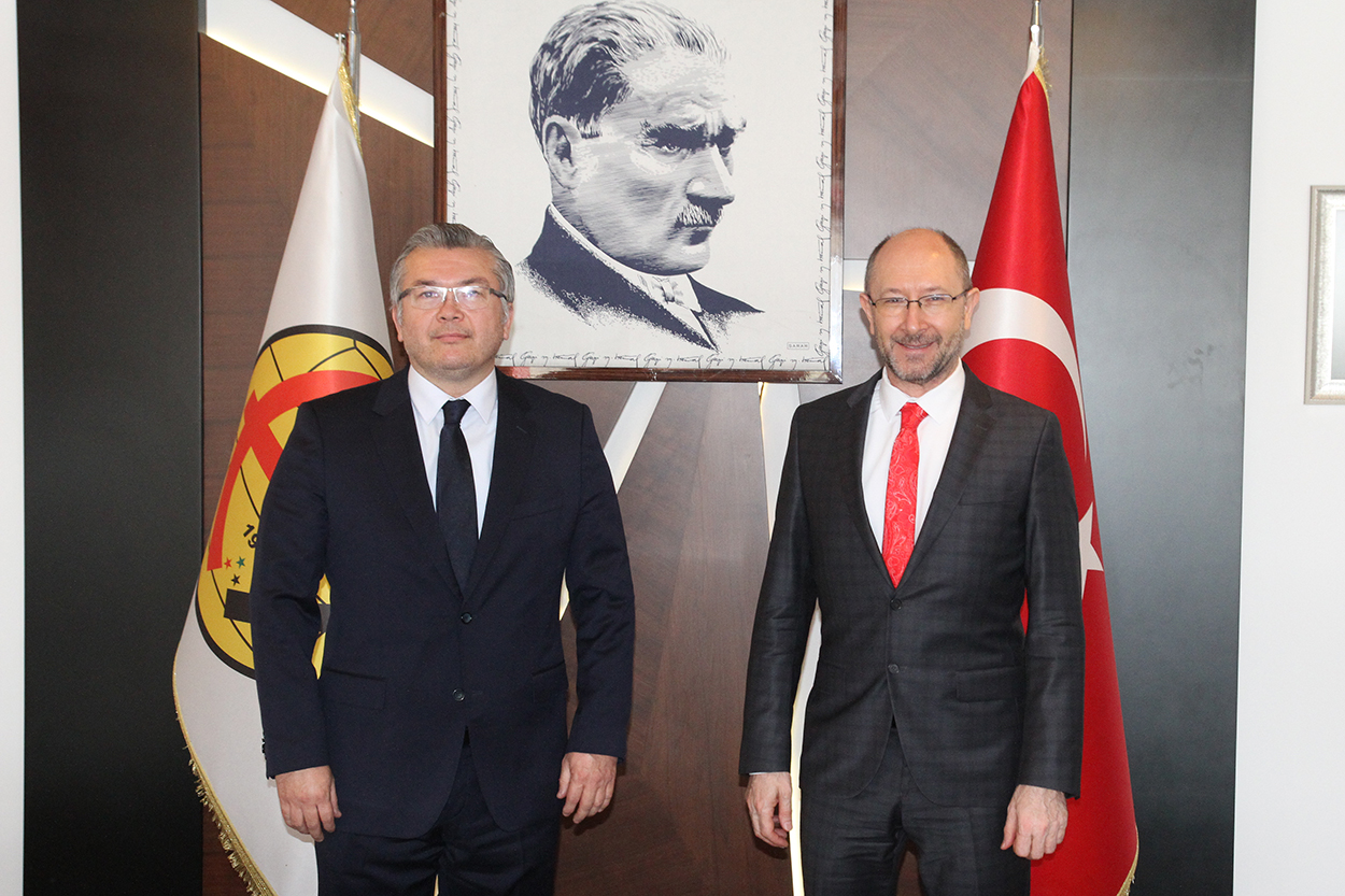 Anadolu Üniversitesi Rektörü Erdal’dan Kulübümüze 1000 Fidan Desteği