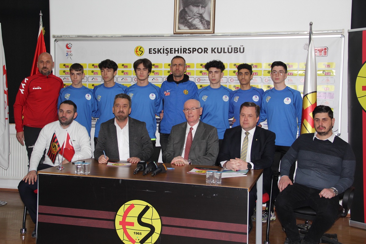 Eskişehirsporumuz ve Odunpazarı GSK Arasında Futbol Altyapı Eğitimi ve Transfer Protokolü imzalandı